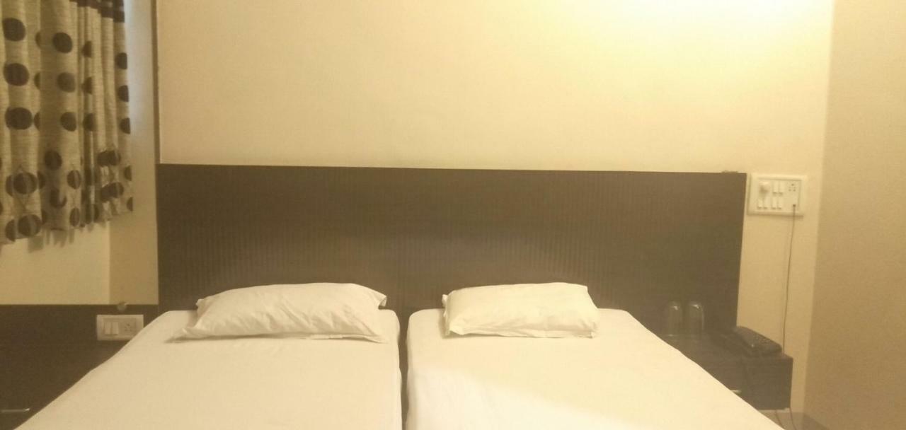 Hotel Rose Lodge Pune Esterno foto